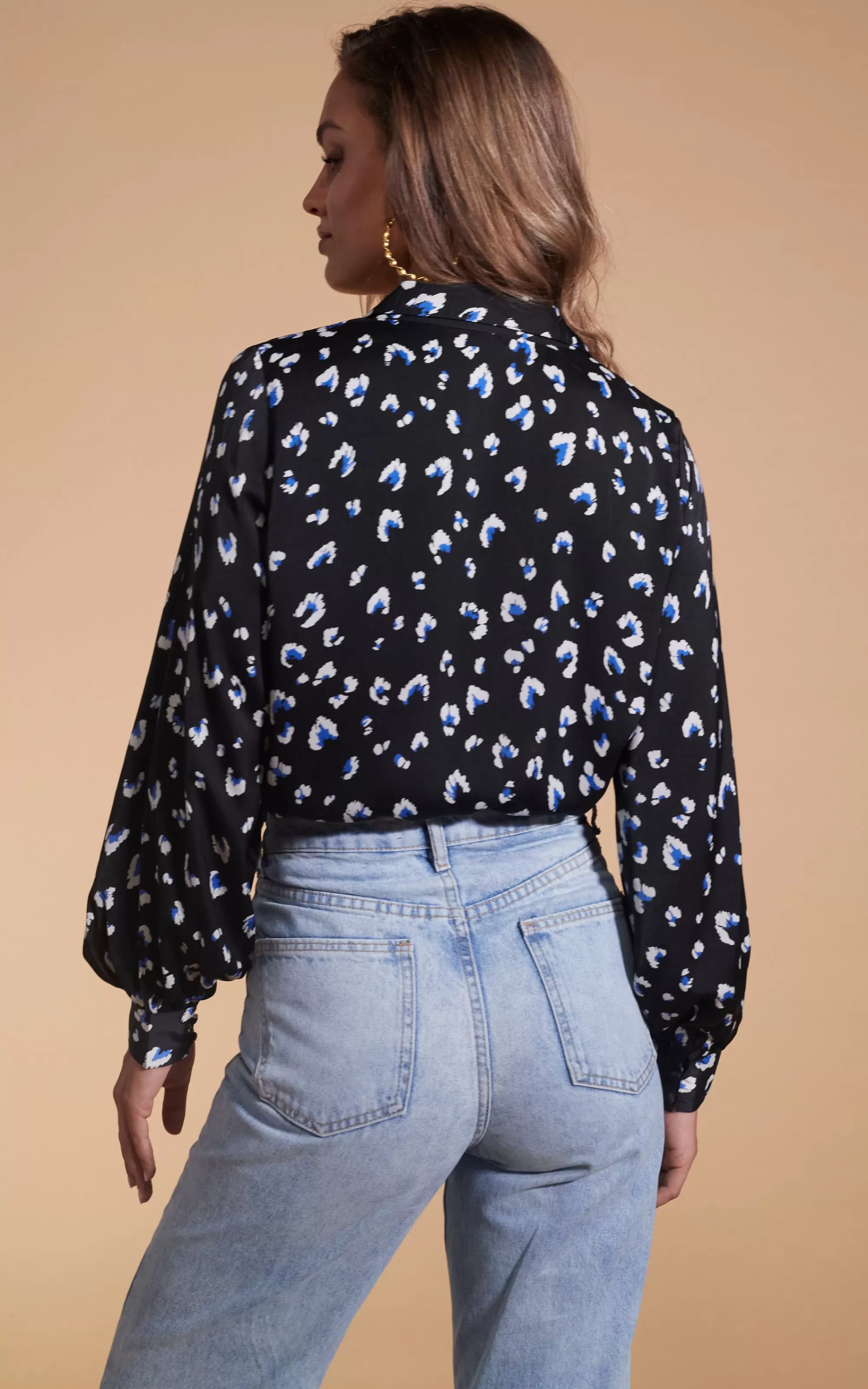 Shirts>Dancing Leopard Dixie Balloon Sleeve Shirt In Abstract Leopard White On Black